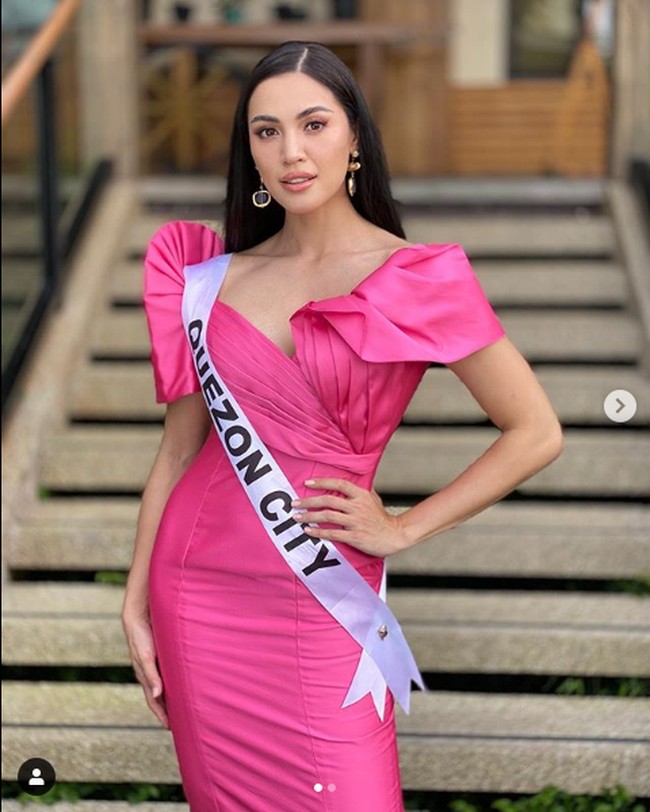 Michele Gumabao mengikuti kontes Miss Universe Filipina 2020 dengan menjadi wakil dari Kota Quezon. Pada malam grand final Miss Universe Filipina 2020 yang digelar Minggu (25/10/2020) di Baguio Country Club, Filipina, Michele sukses melenggang ke babak top 3. Foto: Instagram @gumabaomichele