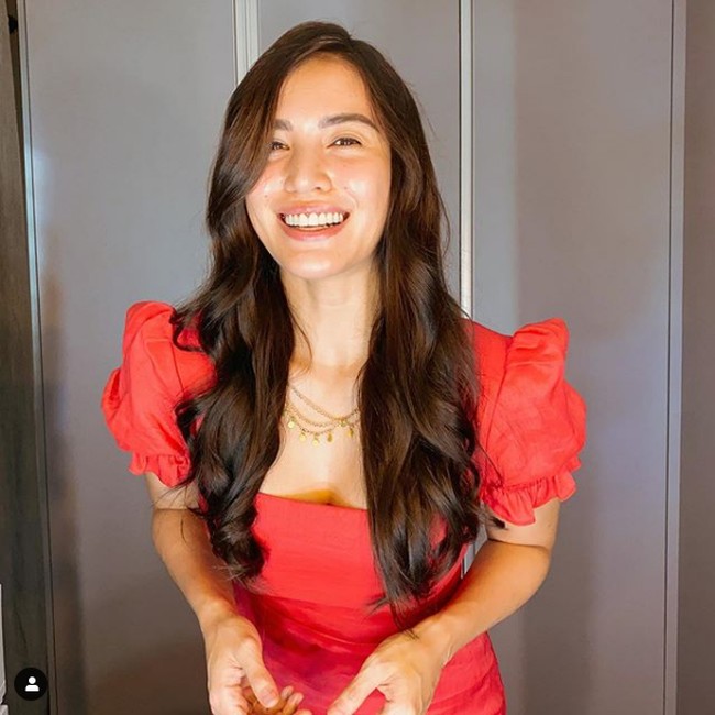 Aku tidak bisa mengatasi kekalahanku hahahaha. Aku tidak bisa menghadapi orang-orang yang terus bertanya kenapa kenapa kenapa. Aku berbagi hal ini kepada kalian karena kalian berhak tau cerita dari sisiku. Kita tidak harus membela siapapun. Aku sudah melakukan yang terbaik dan tidak memiliki penyesalan, demikian pernyataan Michele Gumabao di akun Facebook kursus kontes kecantikan Aces & Queens yang menaunginya. Foto: Instagram @gumabaomichele