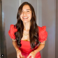 Aku tidak bisa mengatasi kekalahanku hahahaha. Aku tidak bisa menghadapi orang-orang yang terus bertanya kenapa kenapa kenapa. Aku berbagi hal ini kepada kalian karena kalian berhak tau cerita dari sisiku. Kita tidak harus membela siapapun. Aku sudah melakukan yang terbaik dan tidak memiliki penyesalan, demikian pernyataan Michele Gumabao di akun Facebook kursus kontes kecantikan Aces & Queens yang menaunginya. Foto: Instagram @gumabaomichele