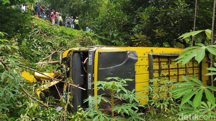Sebuah mobil Elf nopol E 7546 K jurusan Ciamis-Cirebon terjun ke jurang sedalam 10 meter di Tanjakan Alinayin, Kecamatan Baregbeg, Ciamis, Jawa Barat Senin (26/10/2020). Seorang penumpang meninggal dunia karena terhimpit badan elf.