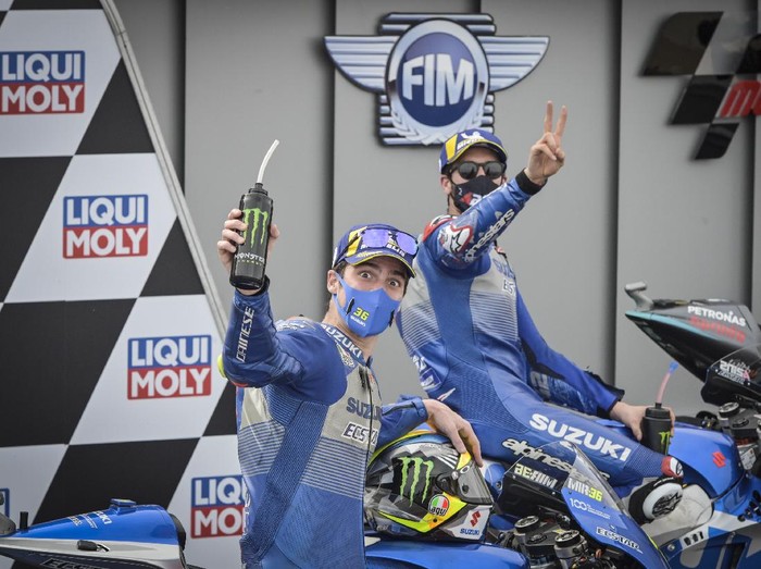 Joan Mir dan Alex Rins di parc ferme MotoGP Teruel 2020.