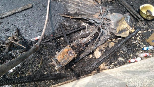 Motor-motor hangus dalam kebakaran yang menyasar lahan parkir di permukiman Jalan Simprug Golf 2.