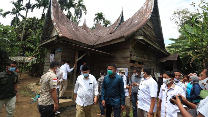 Pertemuan Calon Gubernur dari Partai Gerindra Nasrul Abit dengan warga Nagari Padang Air Dingin, Kecamatan Sangir Jujuhan, Kabupaten Solok Selatan, Senin 26 Oktober 2020.