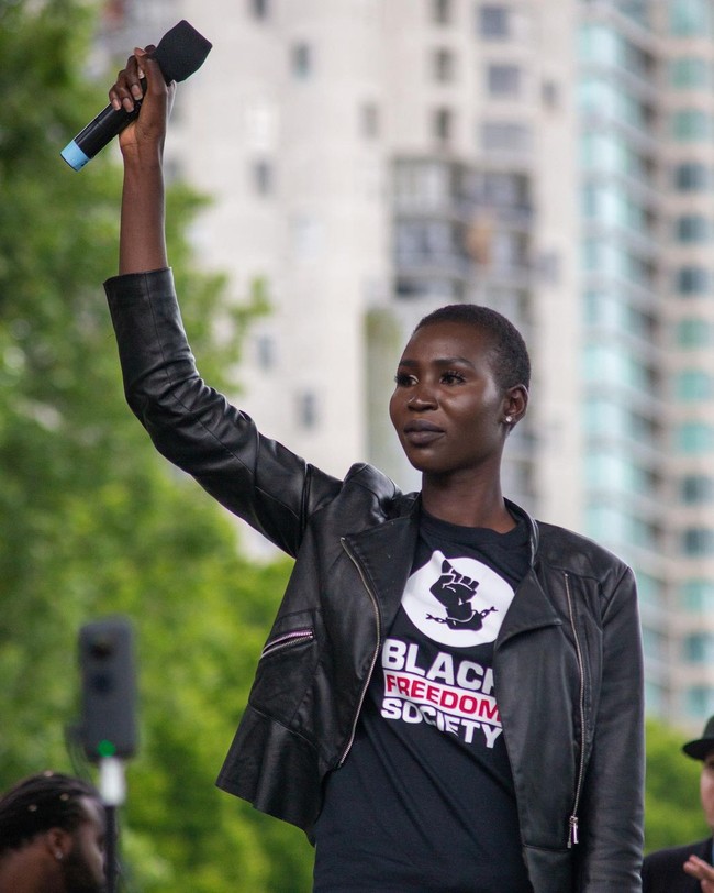 Selain sibuk meniti karier di dunia modeling dan akting, Nova Stevens juga aktif di beberapa organisasi kemanusiaan. Beberapa kali ia ikut protes gerakan Black Lives Matter di Kanada. (Foto: Instagram/@thenovastevens)