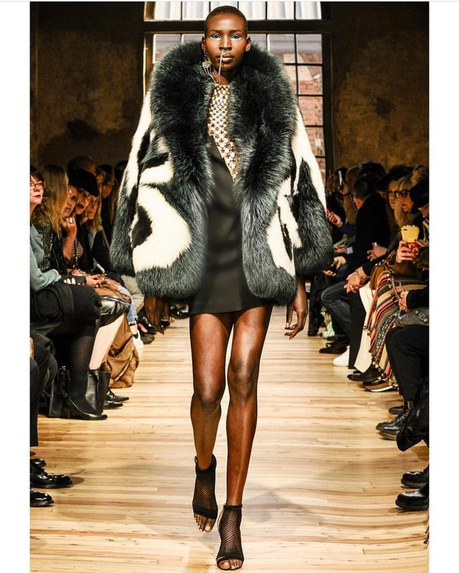 Menjadi seorang model berkulit hitam bukan pekerjaan yang mudah bagi Nova. Perlakuan rasialis hampir menjadi makanannya sehari-hari. Waktu itu di Milan, aku ingat saat audisi ada direktur casting yang bilang, Sedang apa kamu di sini, kami sudah bilang ke agenmu bahwa jangan ada perempuan berkulit hitam. Aku berpikir, itu bukan perkataan yang baik untuk diucapkan ke seseorang. Untungnya aku sudah dewasa saat itu. Bayangkan saja kalau gadis 16 tahun yang mendengarnya, kata dia. (Foto: Instagram/@thenovastevens)