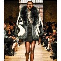 Menjadi seorang model berkulit hitam bukan pekerjaan yang mudah bagi Nova. Perlakuan rasialis hampir menjadi makanannya sehari-hari. Waktu itu di Milan, aku ingat saat audisi ada direktur casting yang bilang, Sedang apa kamu di sini, kami sudah bilang ke agenmu bahwa jangan ada perempuan berkulit hitam. Aku berpikir, itu bukan perkataan yang baik untuk diucapkan ke seseorang. Untungnya aku sudah dewasa saat itu. Bayangkan saja kalau gadis 16 tahun yang mendengarnya, kata dia. (Foto: Instagram/@thenovastevens)