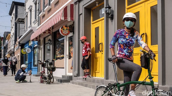 Nuansa ala Broadway AS Ini Ada di Tangsel Gaes Taman tematik 'Broadway Flavor Bliss' merefleksikan nuansa New York dengan semua detailnya. Tak perlu jauh-jauh ke Manhattan, di Tangsel ada lho.