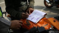 Pelanggar lalu lintas menandatangani surat tilang yang diberikan kepadanya. Dirlantas Polda Metro Jaya, Kombes Pol Sambodo Purnomo Yogo menyatakan kelima pelanggaran prioritas itu adalah pengendara melawan arus, pengendara tidak memakai helm, pelanggaran terhadap stop line, pelanggaran sirene dan rotator, pengendara melintas di bahu jalan, khususnya jalan tol.