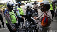 Tidak hanya surat, polisi juga mengecek nopol kendaraan bermotor. 