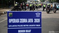 Polisi menggelar Operasi Zebra 2020 di Jalan DI Panjaitan, Cawang, Jakarta Timur, Senin (26/10/2020).