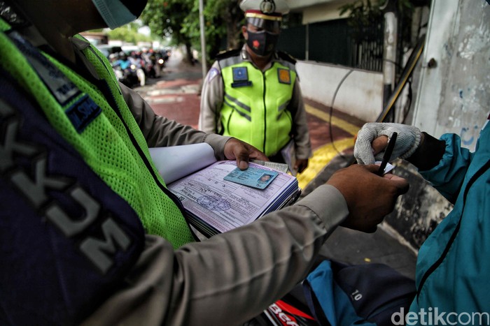 Petugas kepolisian melakukan Operasi Zebra 2020 di kawasan Sunter, Jakarta Utara, Senin (26/10).