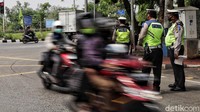 Petugas kepolisian terus memantau arus lalu lintas di kawasan Sunter. Jika ada pengendara yang melanggar lalu lintas akan diberhentikan dan ditilang.