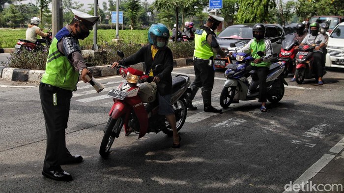 Petugas kepolisian melakukan Operasi Zebra 2020 di kawasan Sunter, Jakarta Utara, Senin (26/10).