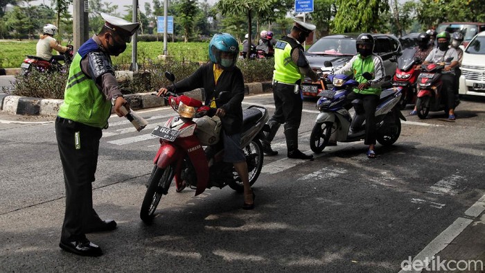 Operasi Zebra di Sunter Petugas kepolisian melakukan Operasi Zebra 2020 di kawasan Sunter, Jakarta Utara, Senin (26/10).