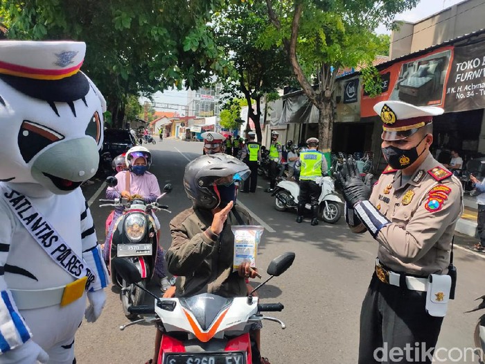 Hari pertama Operasi Zebra Semeru 2020 di Tuban berlangsung seru. Pengendara motor dan roda empat yang tertib lalu lintas mendapat hadiah.