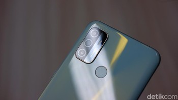 Kamera utamanya berukuran 13 MP dengan bukaan f/2.2. Oppo menyandingkannya dengan kamera portrait 2 MP (f/2.4) dan makro 2 MP (f/2.4). Foto: Adi Fida Rahman/detikINET