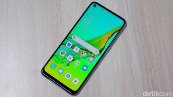 Oppo A33 mengusung layar 6,5 inch dengan punch hole di sudut kiri atasnya memberikan kesan lapang untuk melihat materi belajar. Foto: Adi Fida Rahman/detikINET