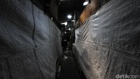 Beberapa pedagang menutup ruko menggunakan terpal.