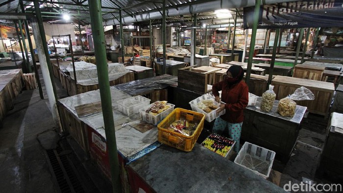 Dinas Perdagangan Solo kembali menutup Pasar Hardjodaksino imbas adanya pedagang yang terpapar virus Corona.