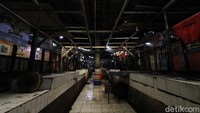 Begini suasana di Pasar Hardjodaksino yang ditutup.