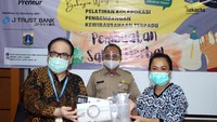 PT Bank JTrust Indonesia Tbk (JTrust Bank) mendukung program pelatihan kewirausahaan yang dilakukan Pemda DKI Jakarta, dalam upaya membantu perekonomian warga terdampak COVID-19, serta sebagai wujud nyata kontribusi perusahaan dalam mendukung program Pemulihan Ekonomi Nasional yang dicanangkan pemerintah. Foto: dok. Disnakertrans Energi