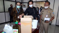Kepala Suku Dinas Tenaga Kerja, Transmigrasi dan Energi Kota Administrasi Jakarta Pusat Fidiyah Rokhim bersama dengan Direktur JTrust Bank Felix I. Hartadi, memperhatikan pelatihan pembuatan sabun herbal di Jakarta, Senin (26/10). Foto: dok. Disnakertrans Energi