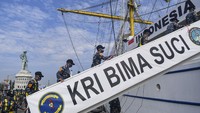 Derap kaki 85 Taruna-Taruni tingkat III itu melangkah pasti, menaiki tangga KRI Bima Suci yang siap membawa mereka mengarungi nusantara.  