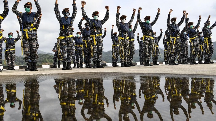 PELAYARAN NUSANTARA KADET PENGAWAL SAMUDRA Sejumlah Taruna AAL tingkat III angkatan ke-67 bersiap menaiki KRI Bima Suci di Dermaga Pangkalan TNI AL (Lanal) Caligi, Pesawaran, Lampung.