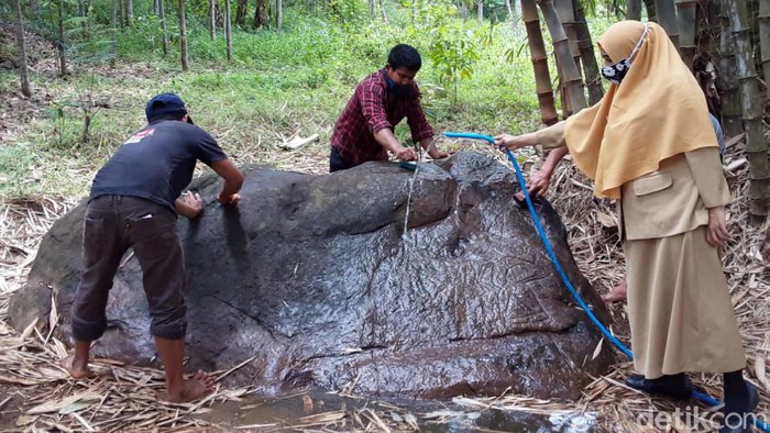 Pembersihan arca Ganesha dan Watu Wayang di Karangjati, Kecamatan Bergas, Kabupaten Semarang, Senin (26/10/2020).