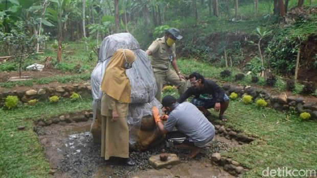 Pembersihan arca Ganesha dan Watu Wayang di Karangjati, Kecamatan Bergas, Kabupaten Semarang, Senin (26/10/2020).
