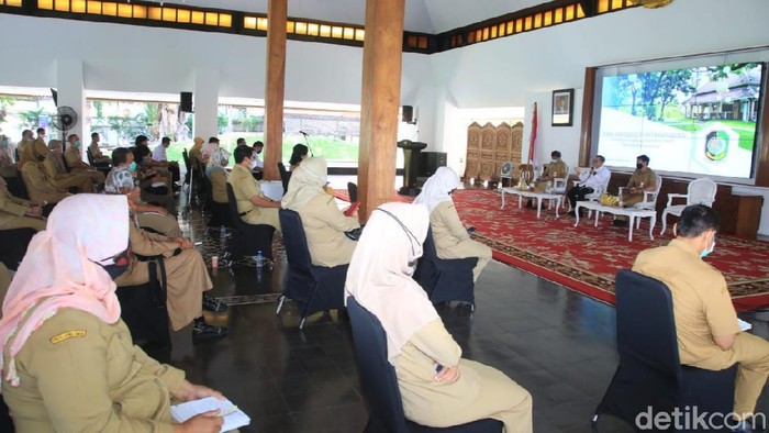 Bupati Banyuwangi Abdullah Azwar Anas memberikan motivasi kepada pejabat penyusun program di pemkab. Agar semangat dan cepat beradaptasi dengan sistem perencanaan informasi daerah (SIPD) yang disusun Kemendagri.