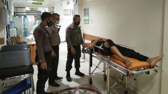 Pemotor terluka tertimpa pohon tumbang di Tambun Bekasi dilarikan ke RS Medika (dok Istimewa)