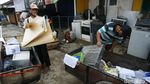 Tukang Loak Panen Rongsokan Pasca Banjir di Villa Nusa Indah