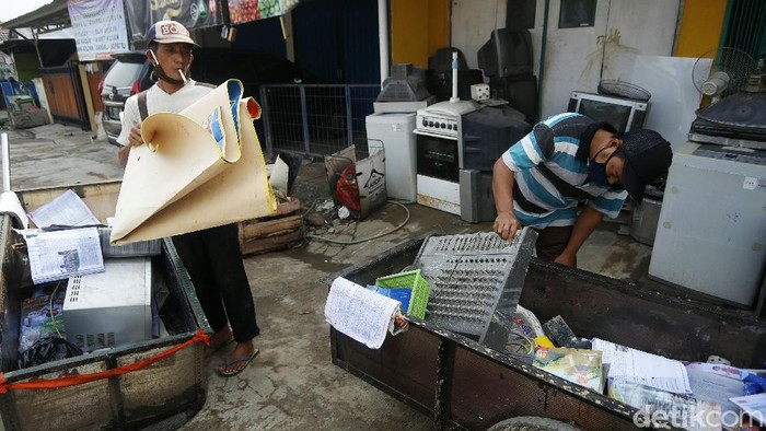 Tukang Loak Panen Rongsokan Pasca Banjir di Villa Nusa Indah Bekasi Bencana banjir ternyata membawa berkah bagi tukang loak, Senin (26/10). Mereka panen barang rongsokan warga korban banjir.