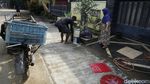 Tukang Loak Panen Rongsokan Pasca Banjir di Villa Nusa Indah