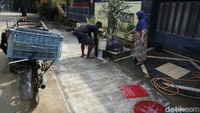 Barang-barang itu dibuang karena rusak setelah terendam banjir.