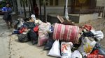 Tukang Loak Panen Rongsokan Pasca Banjir di Villa Nusa Indah