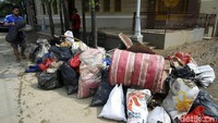 Beberapa barang yang dibuang warga seperti kasur dan bantal. Barang-barang itu ditumpuk di pinggir jalan untuk dibuang.