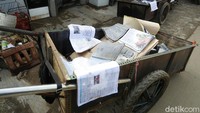 Mereka juga panen kardus hingga buku bekas.