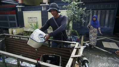 Tukang Loak Panen Rongsokan Pasca Banjir di Villa Nusa Indah