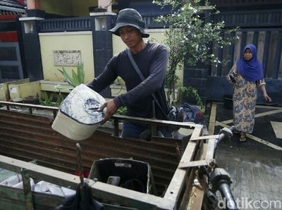 Tukang Loak Panen Rongsokan Pasca Banjir di Villa Nusa Indah