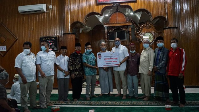 Andre Rosiade menyerahkan bantuan di Sijunjung.