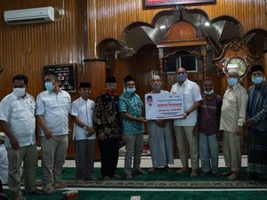 Pulkam ke Sijunjung, Andre Salurkan Bantuan untuk Masjid Hingga Balai Adat