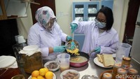 Peneliti LIPI, Dr. Hani Mulyani, M.Farm (kiri, berjilbab) menunjukan proses pembuatan selai jahe merah Marmalade
