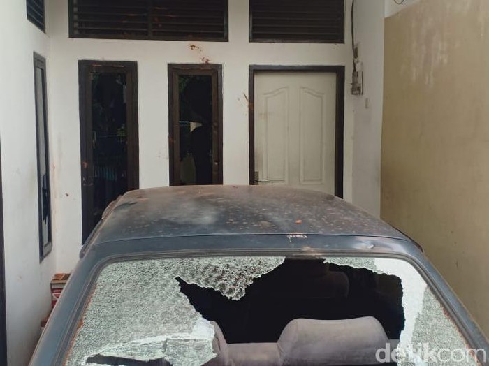 Rumah warga di Kecamatan Wonoayu dirusak massa. Diduga, anak pemilik rumah tersebut melakukan pencabulan terhadap seorang balita.