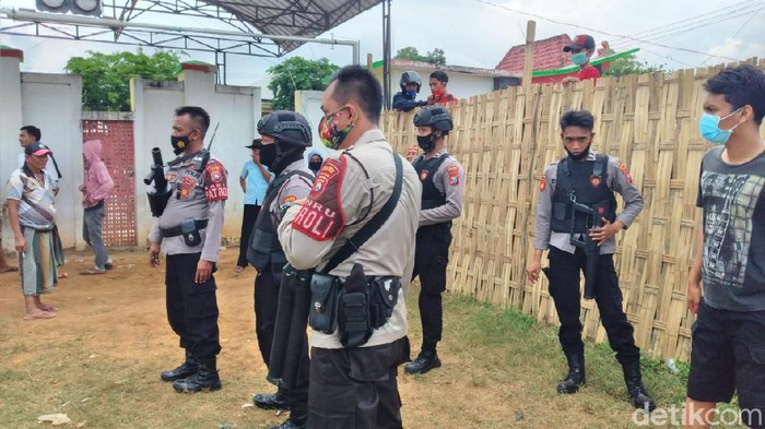 Polisi bubarkan karapan sapi di Madura