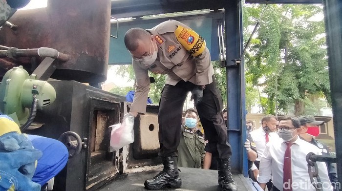 Polisi Surabaya memusnahkan puluhan kilogram sabu hingga belasan ribu pil ekstasi. Itu semua merupakan barang bukti kasus narkoba yang terungkap sejak Juni hingga Oktober 2020.