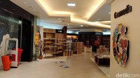 Pemandangan rak buku kosong menghiasi penjuru toko.