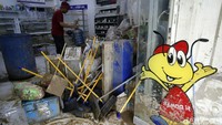 Aksi bersih-bersih juga dilakukan oleh pegawai minimarket.