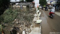 Jejak banjir masih terlihat di perumahan tersebut. Salah satunya pagar jembatan yang rusak diterjang banjir.